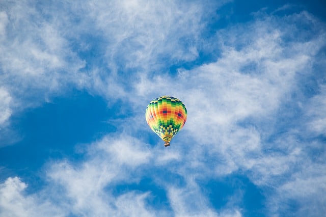 montgolfière dans le ciel